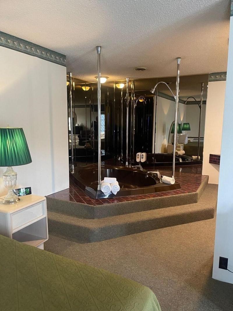 Knights Inn Mackinaw City image