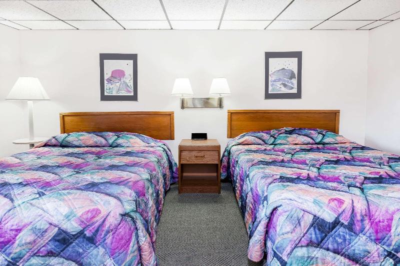 Knights Inn Mackinaw City image