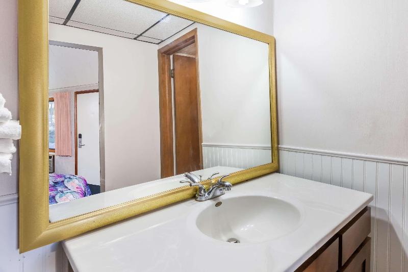 Knights Inn Mackinaw City image