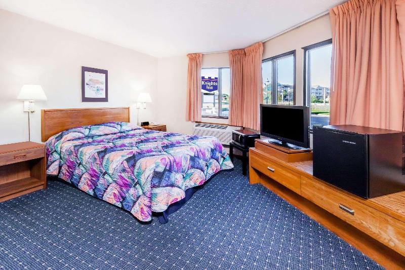 Knights Inn Mackinaw City image