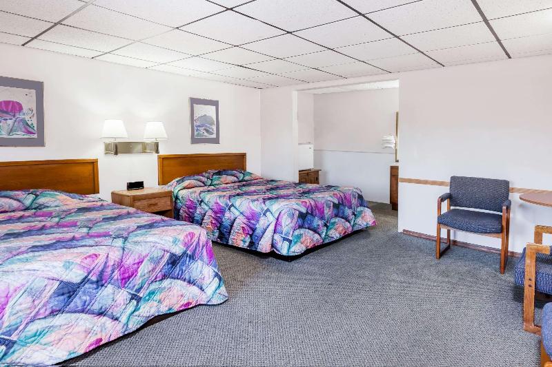 Knights Inn Mackinaw City image