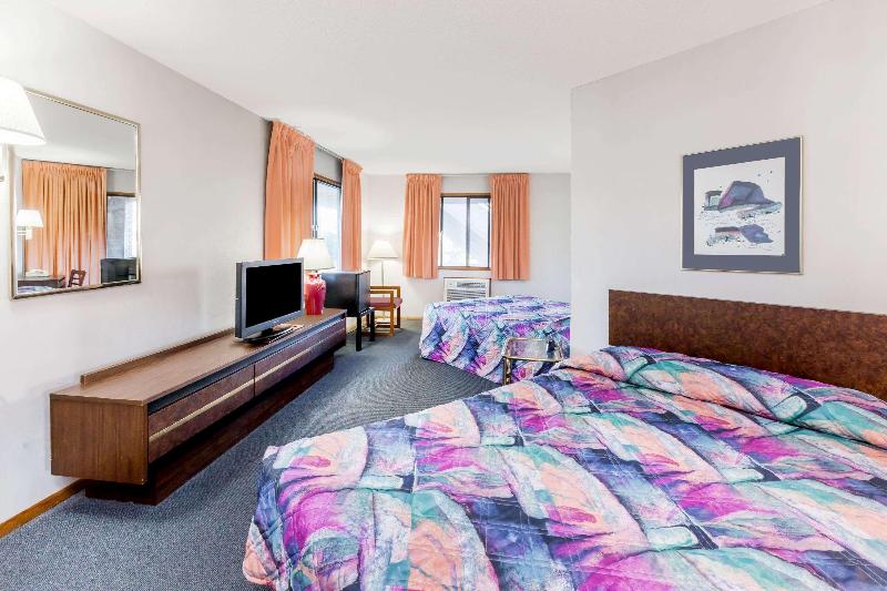 Knights Inn Mackinaw City image