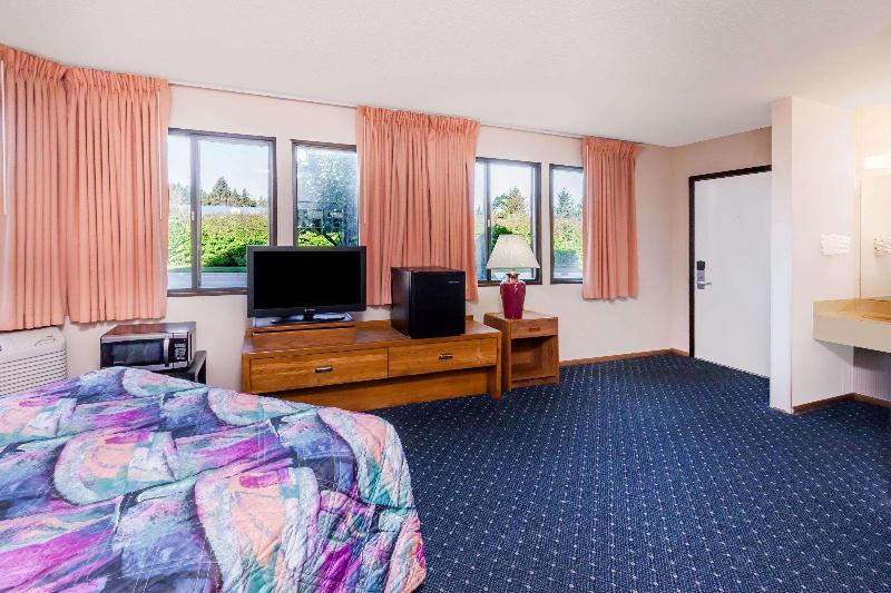 Knights Inn Mackinaw City image