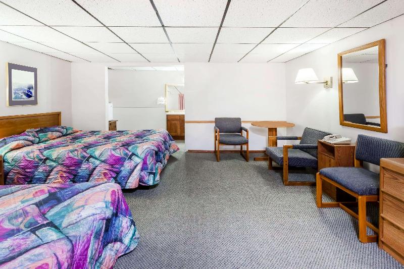 Knights Inn Mackinaw City image