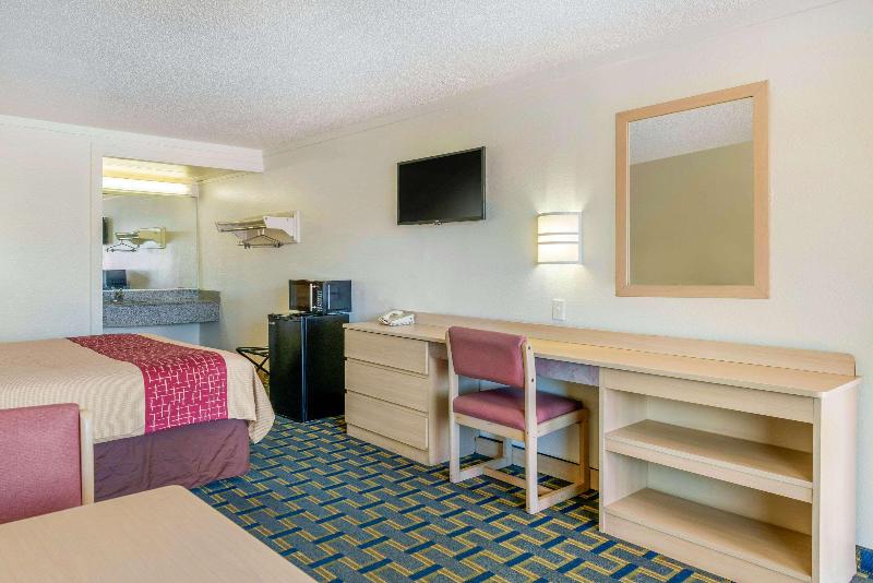 RODEWAY INN Hilliard Area image