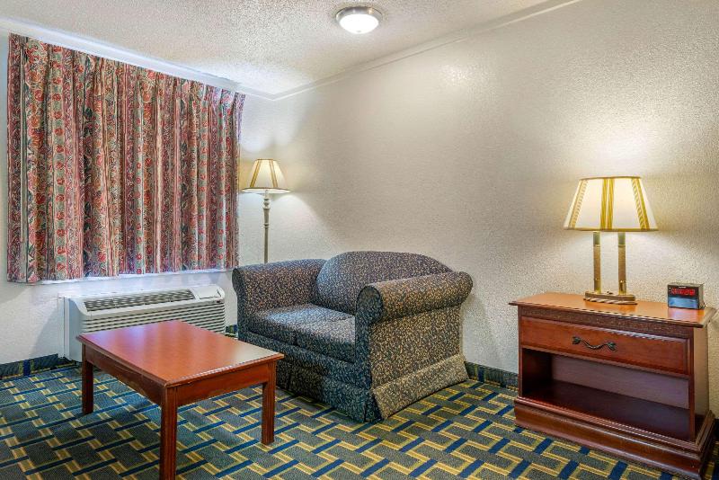 RODEWAY INN Hilliard Area image