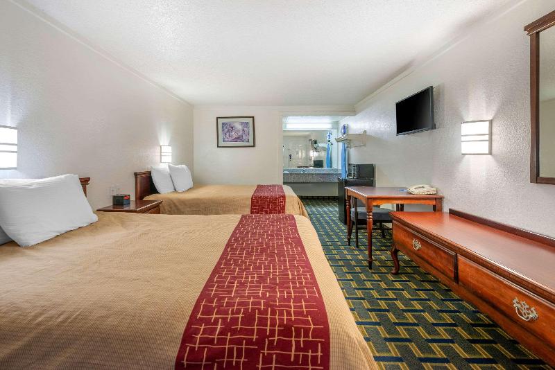 RODEWAY INN Hilliard Area image