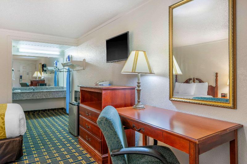 RODEWAY INN Hilliard Area image