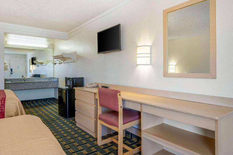 RODEWAY INN Hilliard Area image