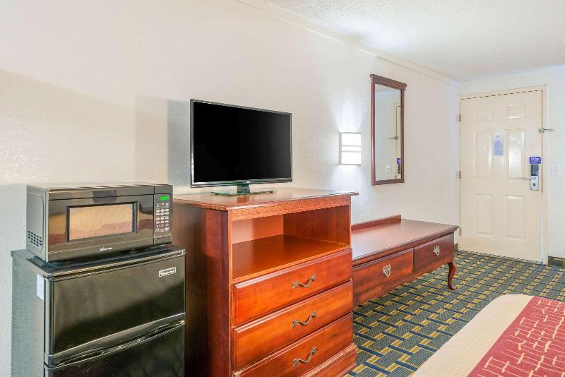 RODEWAY INN Hilliard Area image