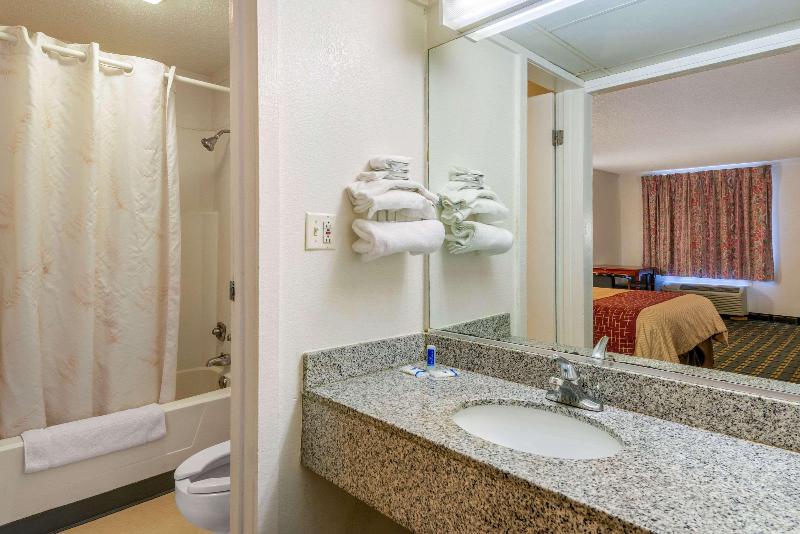 RODEWAY INN Hilliard Area image