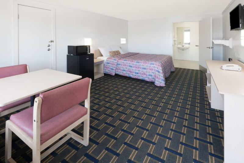 RODEWAY INN Hilliard Area image