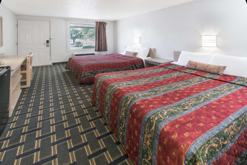 RODEWAY INN Hilliard Area image