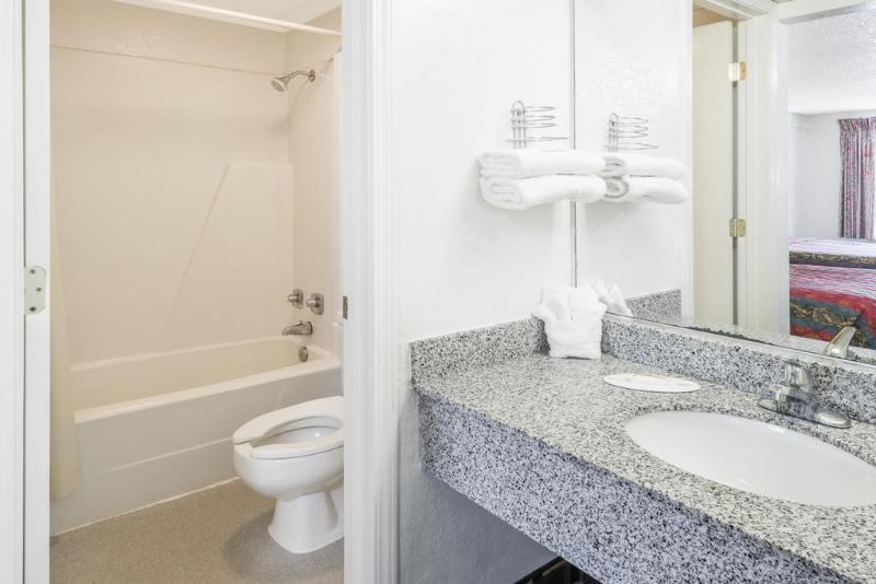 RODEWAY INN Hilliard Area image