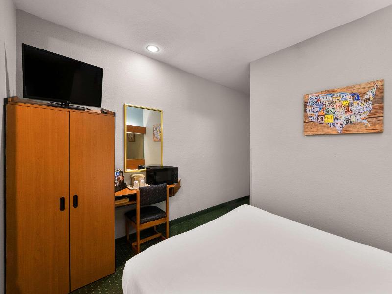 Econo Lodge Inn & Suites image