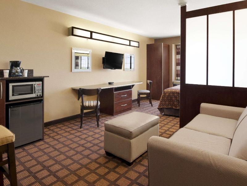 Garner Hotel Gonzales image