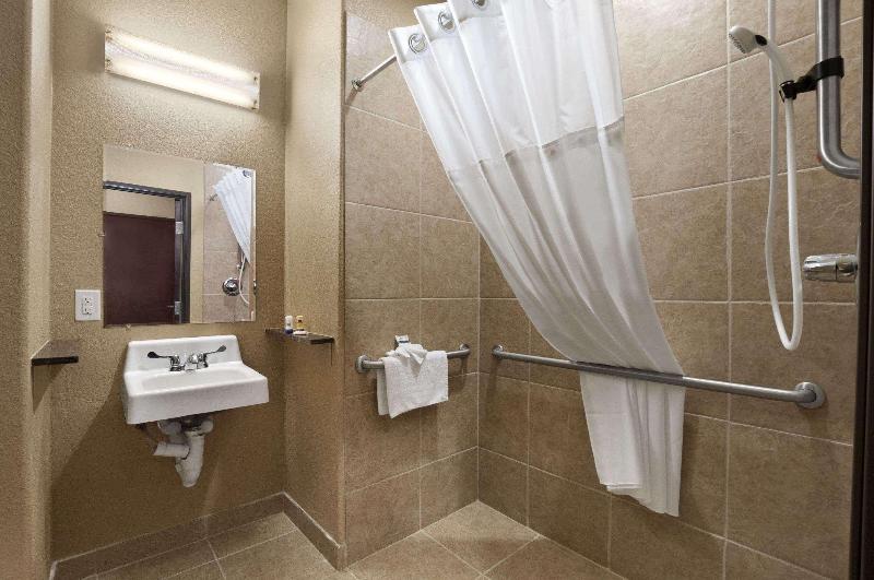 Garner Hotel Gonzales image