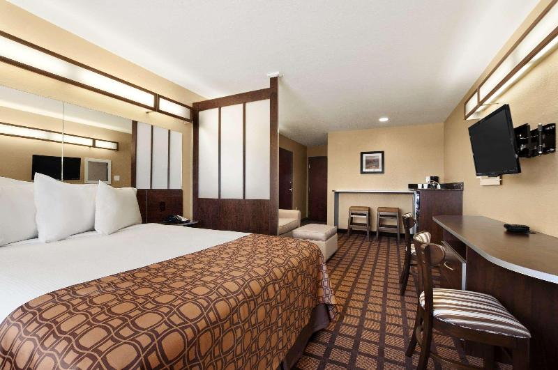 Garner Hotel Gonzales image
