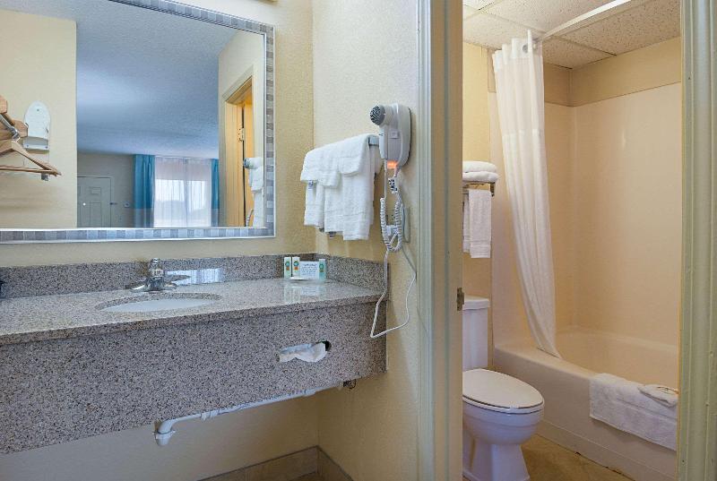 Quality Inn Calhoun North I-75 image