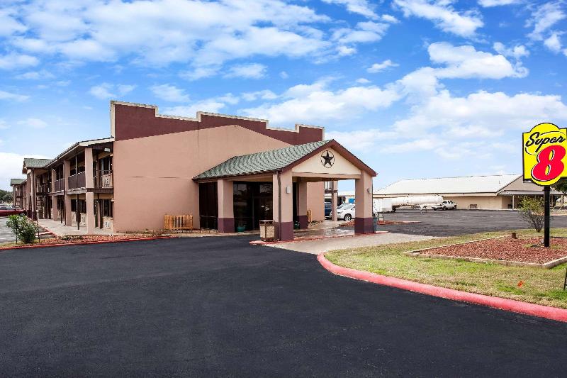 Super 8 By Wyndham Giddings image