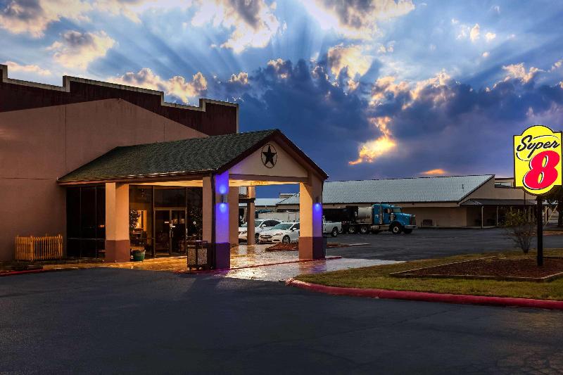 Super 8 By Wyndham Giddings image