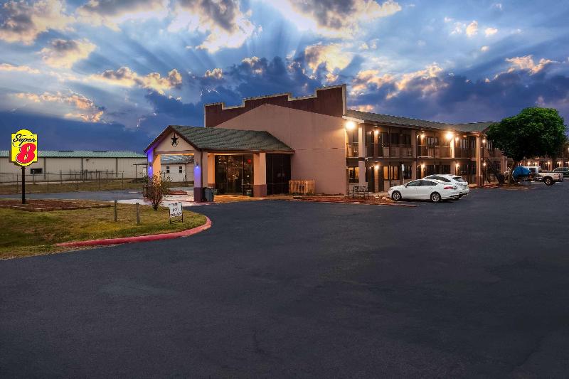 Super 8 By Wyndham Giddings image