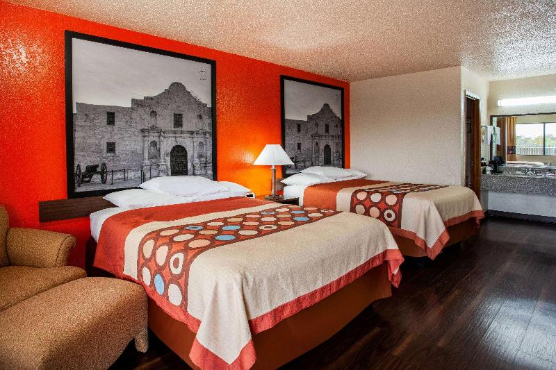 Super 8 By Wyndham Giddings image