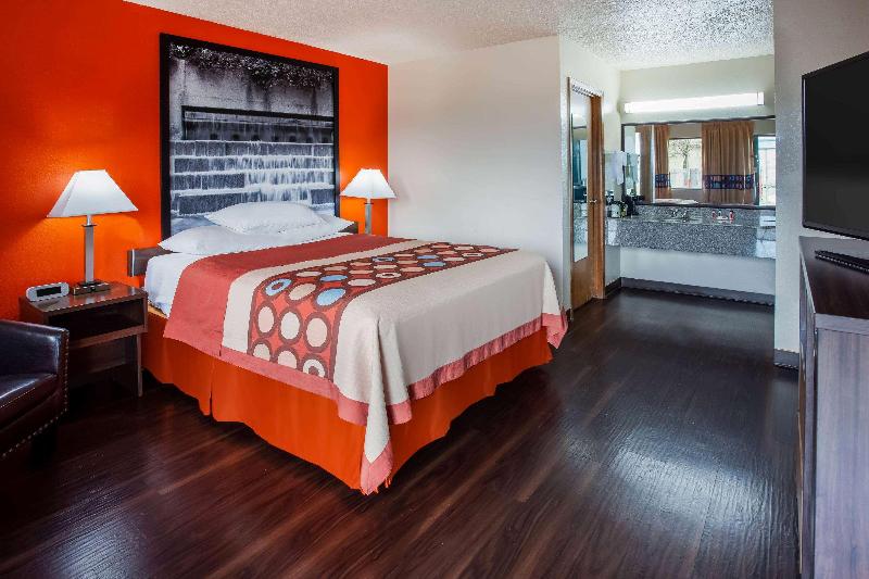 Super 8 By Wyndham Giddings image