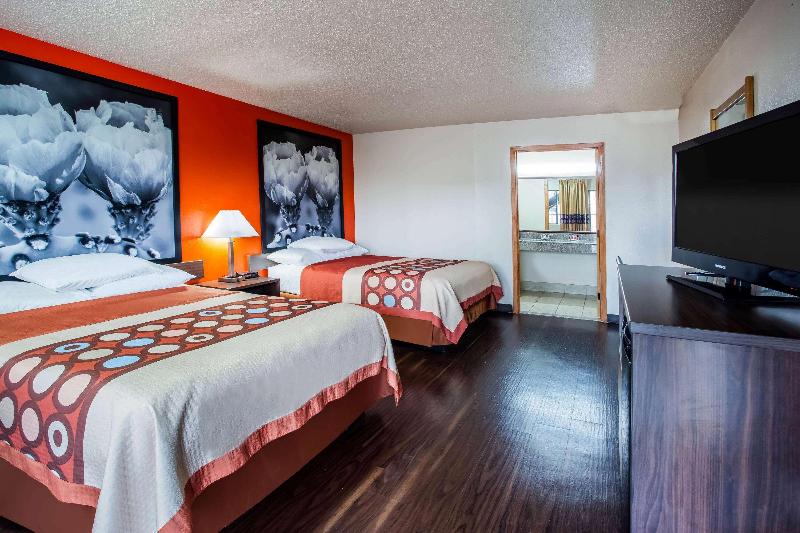 Super 8 By Wyndham Giddings image