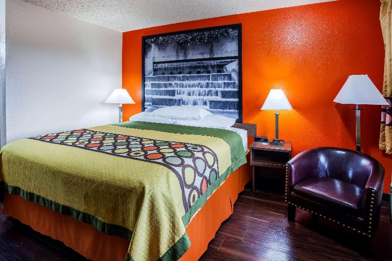 Super 8 By Wyndham Giddings image