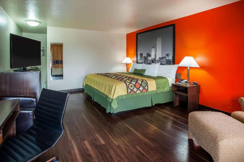 Super 8 By Wyndham Giddings image