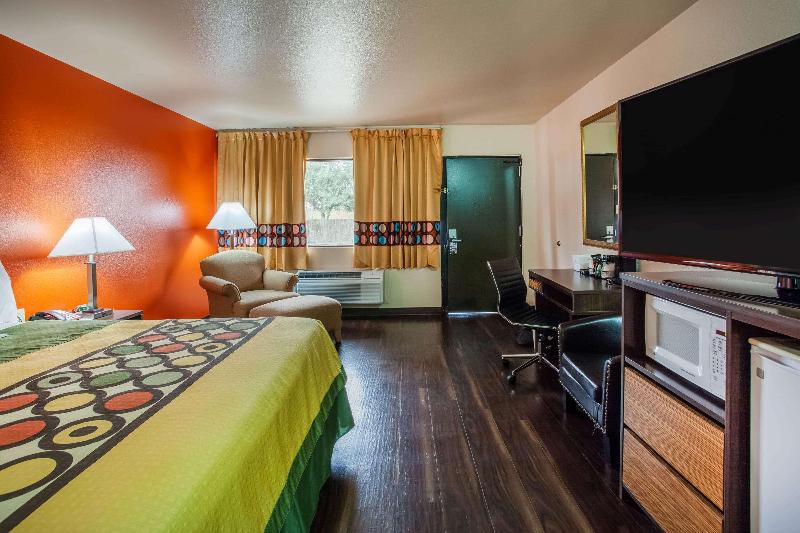 Super 8 By Wyndham Giddings image
