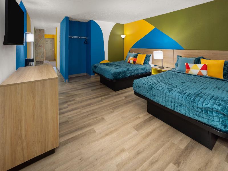 SUITE TWO QUEEN BEDS — photo 9