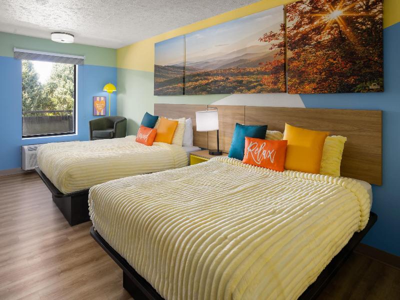 Room TWO QUEEN BEDS — photo 4