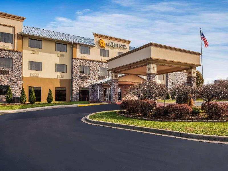 La Quinta Inn & Suites by Wyndham Fairborn Wright image