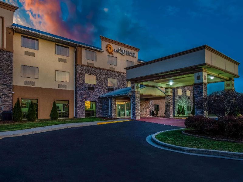La Quinta Inn & Suites by Wyndham Fairborn Wright image
