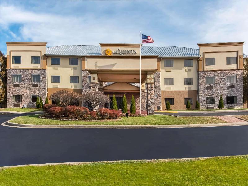 La Quinta Inn & Suites by Wyndham Fairborn Wright image