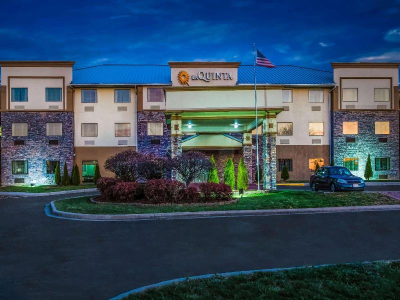 La Quinta Inn & Suites by Wyndham Fairborn Wright image