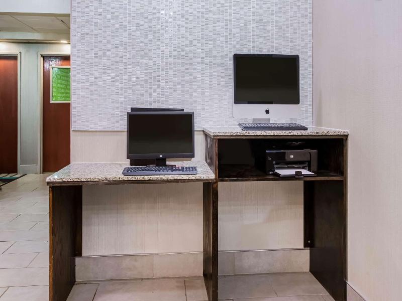 La Quinta Inn & Suites by Wyndham Fairborn Wright image