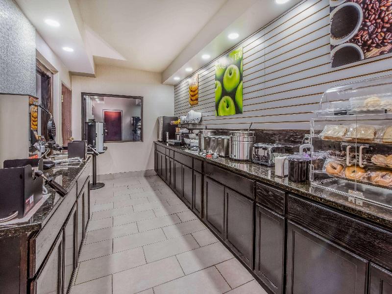 La Quinta Inn & Suites by Wyndham Fairborn Wright image