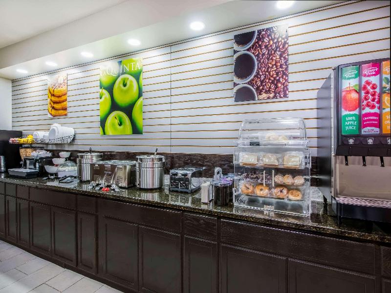 La Quinta Inn & Suites by Wyndham Fairborn Wright image