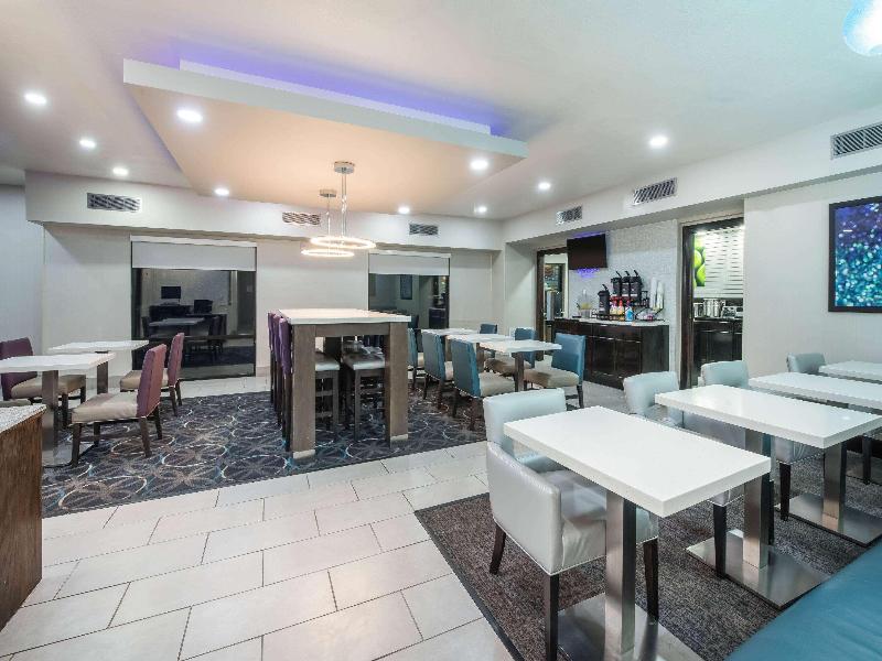 La Quinta Inn & Suites by Wyndham Fairborn Wright image