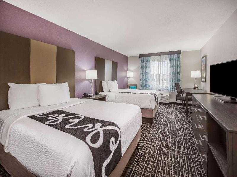 La Quinta Inn & Suites by Wyndham Fairborn Wright image