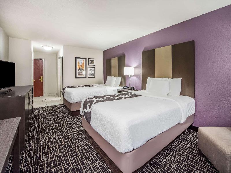 La Quinta Inn & Suites by Wyndham Fairborn Wright image