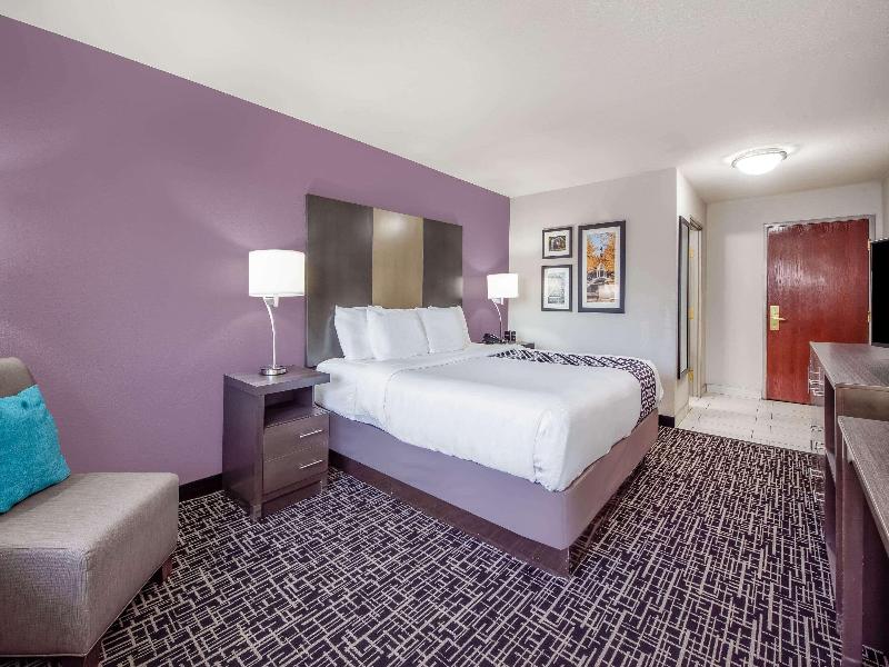 La Quinta Inn & Suites by Wyndham Fairborn Wright image