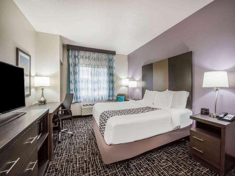 La Quinta Inn & Suites by Wyndham Fairborn Wright image