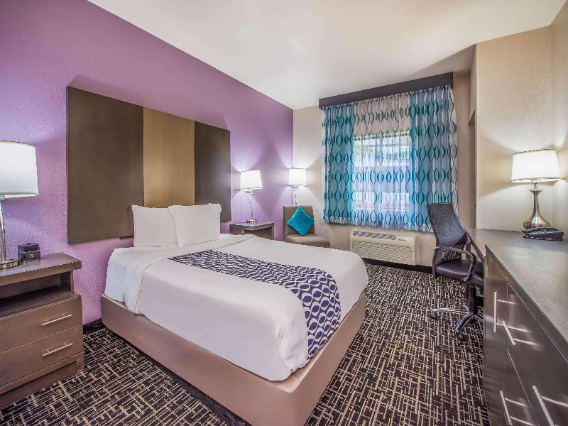 La Quinta Inn & Suites by Wyndham Fairborn Wright image