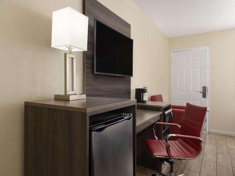 Ramada by Wyndham Kingman image