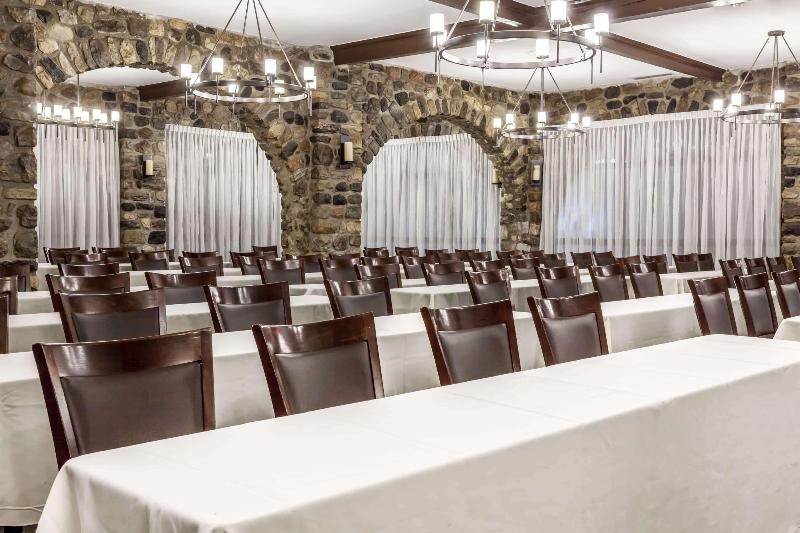 Ramada by Wyndham Ottawa On The Rideau CON