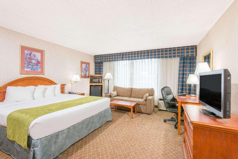 Ramada By Wyndham Cumberland Downtown image